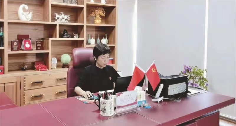 齐林霞 办公照.jpg